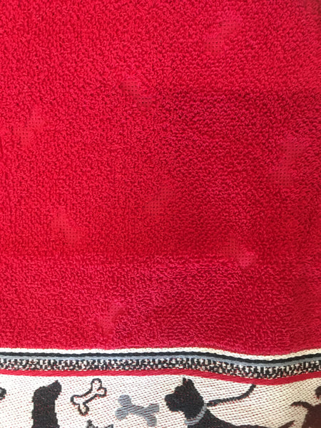 Handdoek in de kleur rood met geborduurde hondenrand. Van het merk Bunlau Castle 