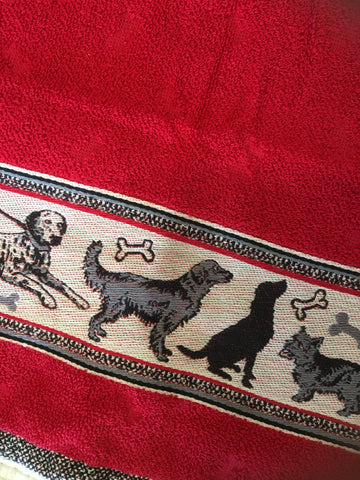 Handdoek in de kleur rood, met geborduurde hondenrand in de kleur rood. Merk Bunzlau Castle 